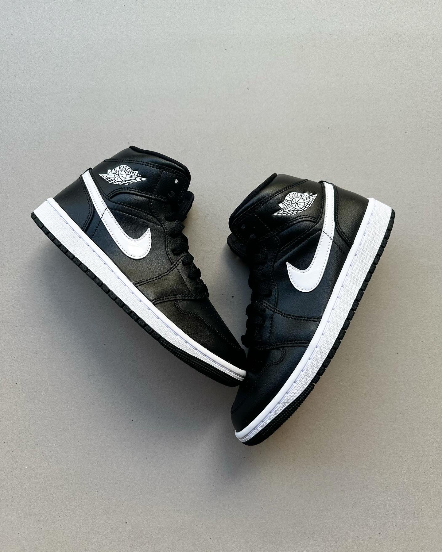 J1 mid Black and white (W)